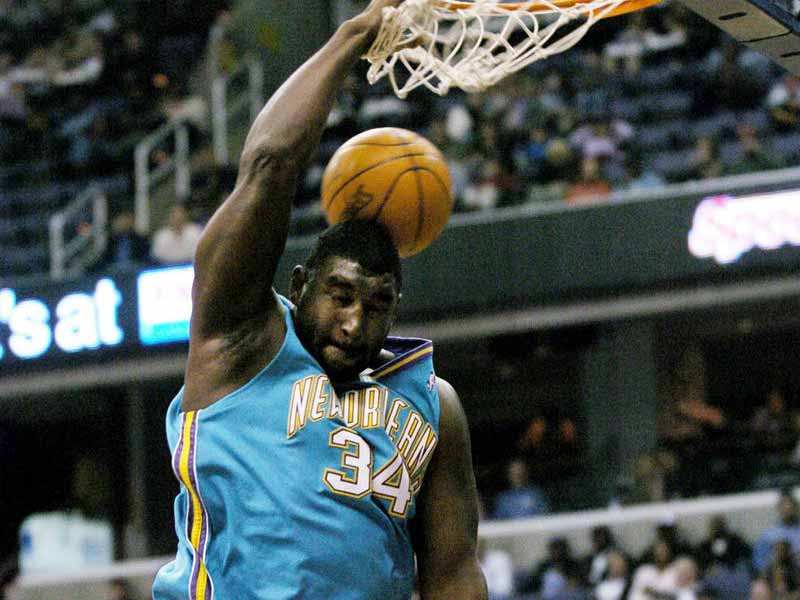 Robert Tractor Traylor of Hornets dunks in the NBA court